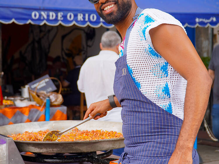Chef João Diamante serve Arroz Odoyá na calçada do Dois de Fevereiro 