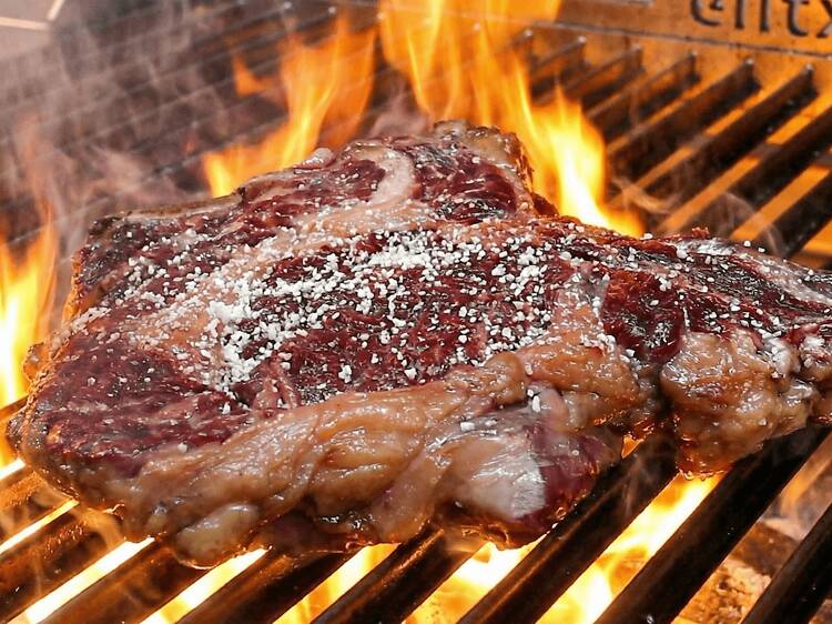 De la carnicería a la mesa: abre un puesto de mercado en Madrid donde tú escoges la chuleta que va a la parrilla