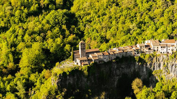 Pedalar entre volcans a la Via Verda