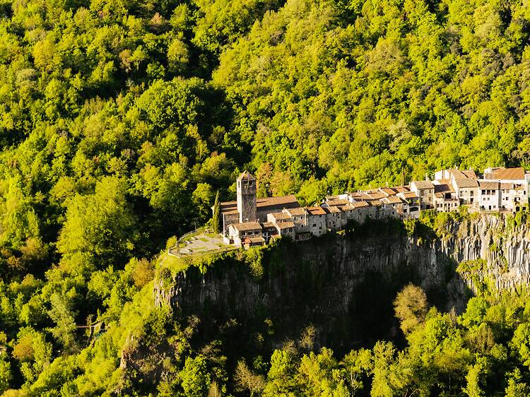 Pedalar entre volcans a la Via Verda