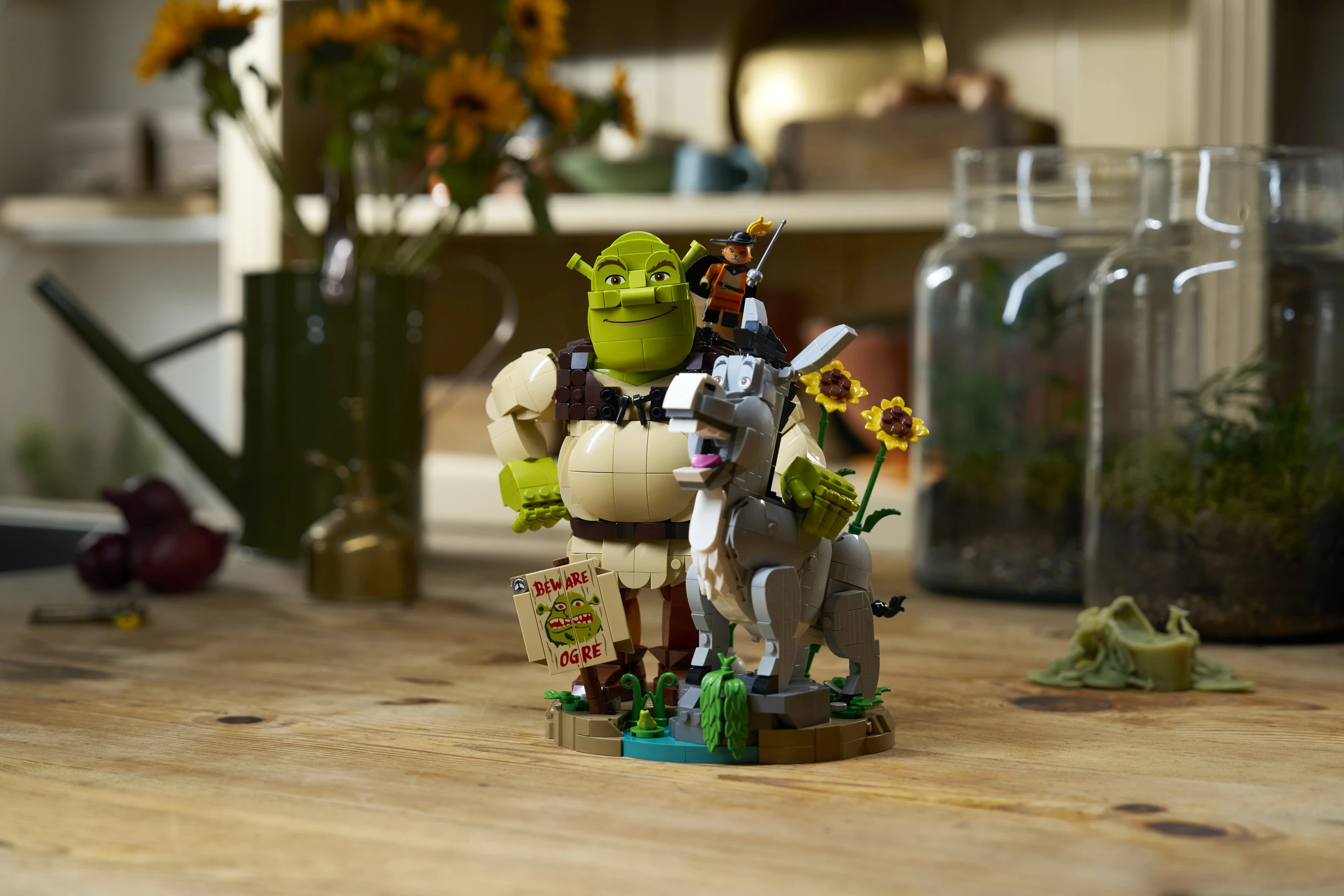 the adult Shrek lego set contains shrek, donkey and puss and boots.