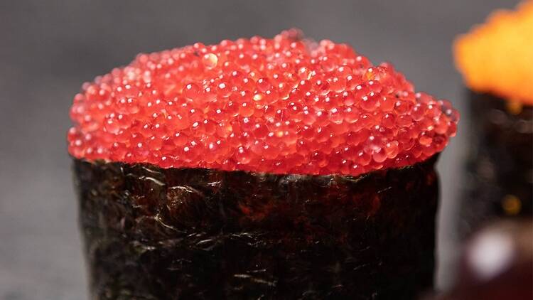 Não só grande variedade de peixes, mas também de iguarias: gunkan de ova de peixe-voador e de bacalhau, também conhecidas como tobiko e tarako, respectivamente