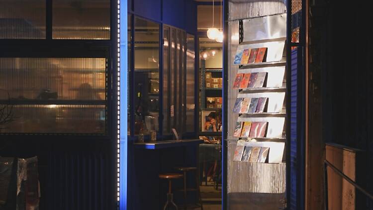 Midnight Library - ดื่มด่ำคืนวันเสาร์ กับเรื่องราวบนหน้ากระดาษและหยาดน้ำตา