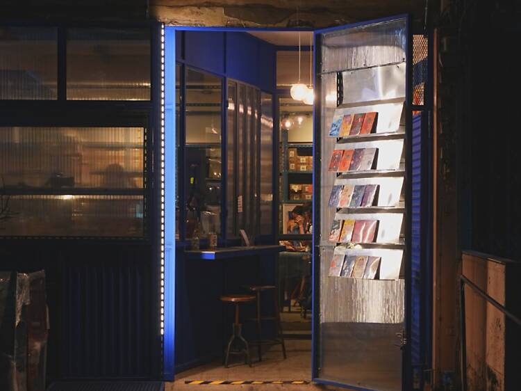 Midnight Library - ดื่มด่ำคืนวันเสาร์ กับเรื่องราวบนหน้ากระดาษและหยาดน้ำตา