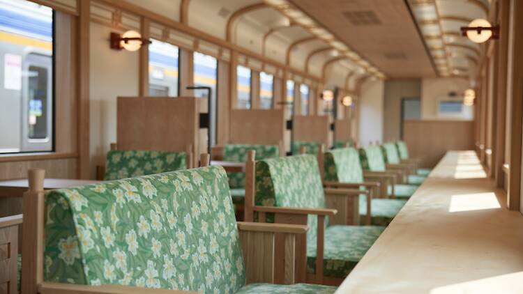 レトロで上質な内装にも注目、新観光列車「GRAN 天空」が運行開始