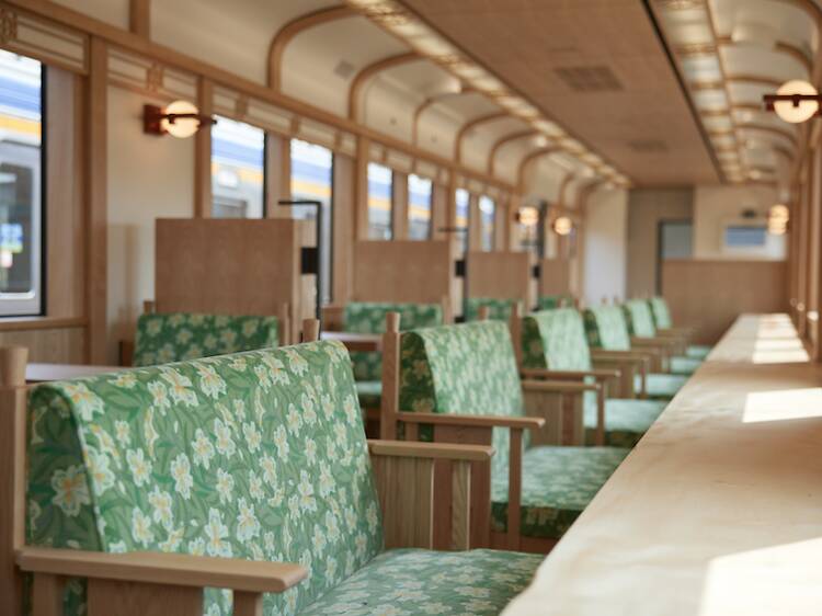 レトロで上質な内装にも注目、新観光列車「GRAN 天空」が運行開始