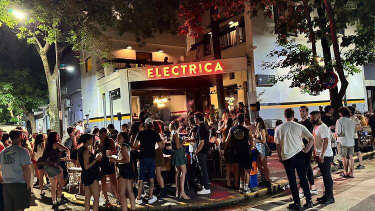 Vinilos en la vereda de Eléctrica Pizza