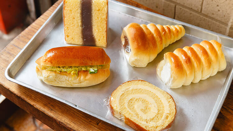 「町パン屋」のクリームを慈しむ。