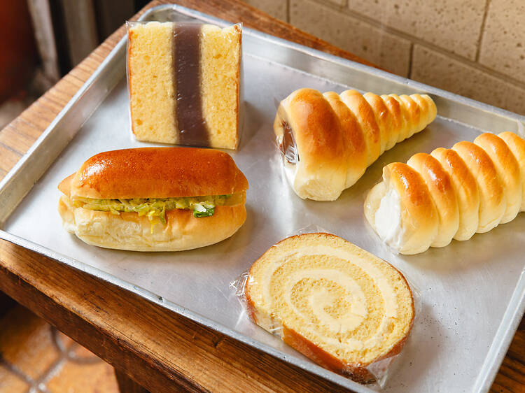「町パン屋」のクリームを慈しむ。