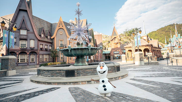 Hong Kong Disneyland Olaf robot