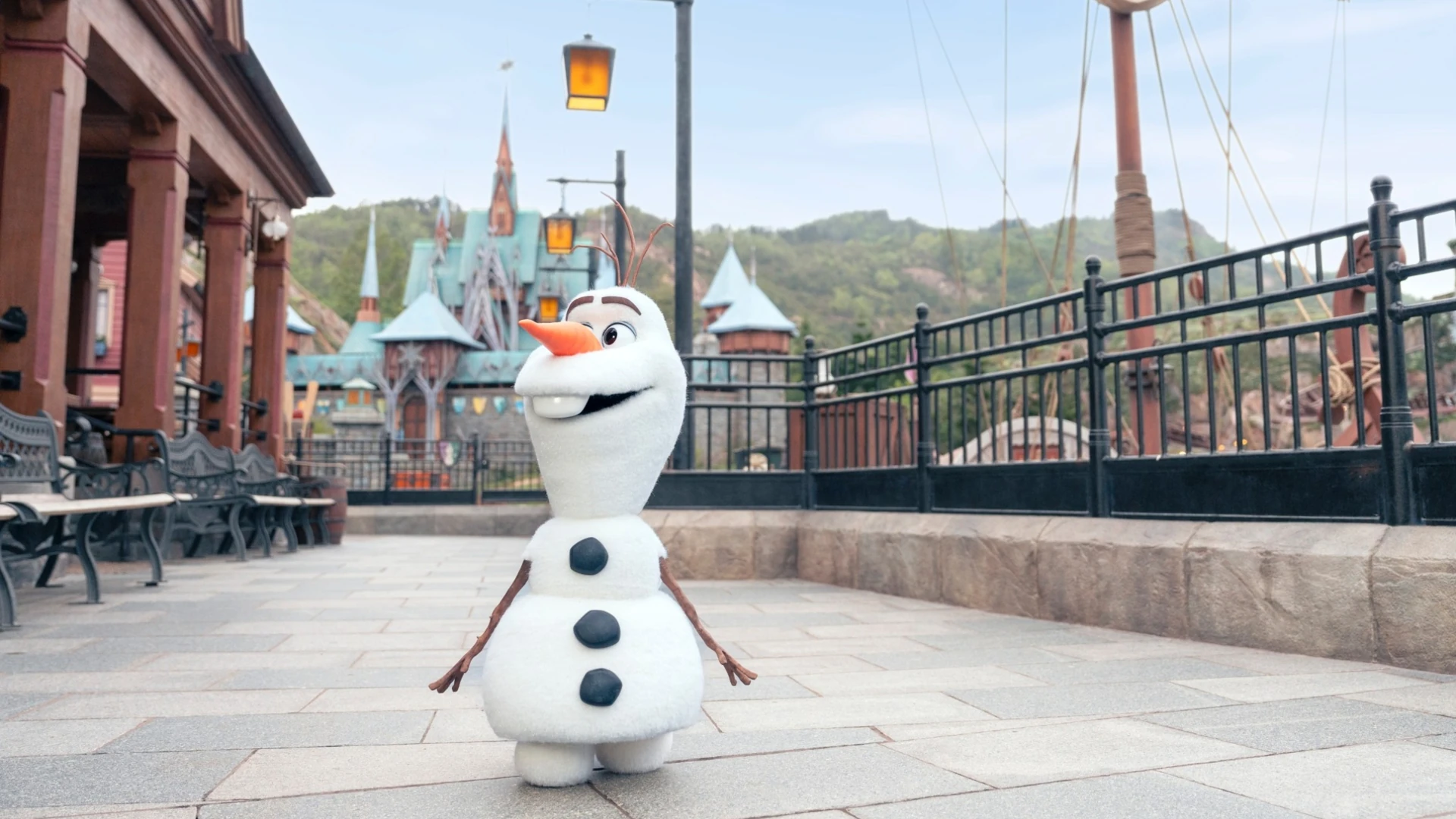 Hong Kong Disneyland Olaf robot