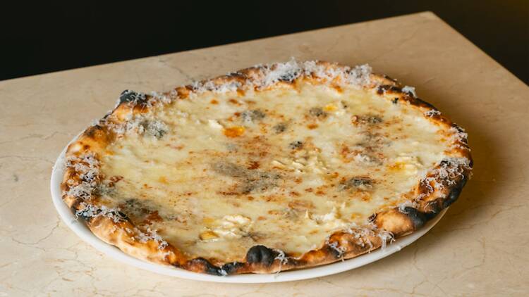 Pizza Tres quesos de Romo 