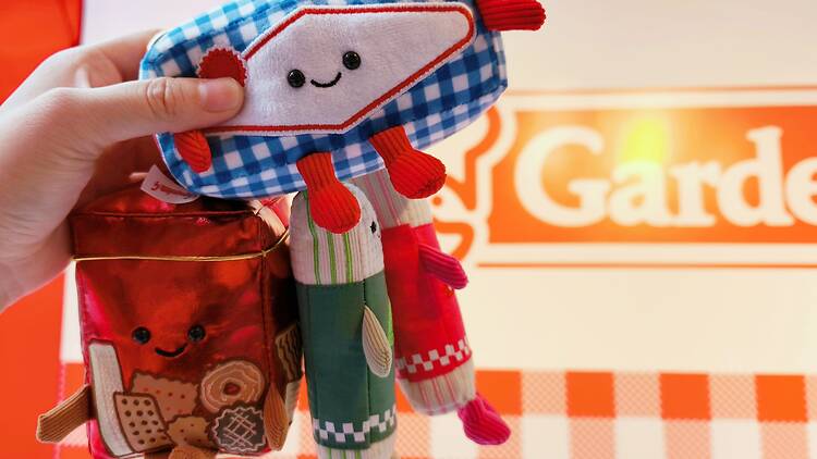 朗豪坊嘉頓限定店「Every Bite Tells A Story」推得意嘉頓扭蛋公仔、彩虹朱古力手指餅禮盒、乾炒牛河熱狗 復古廣告照相館打卡