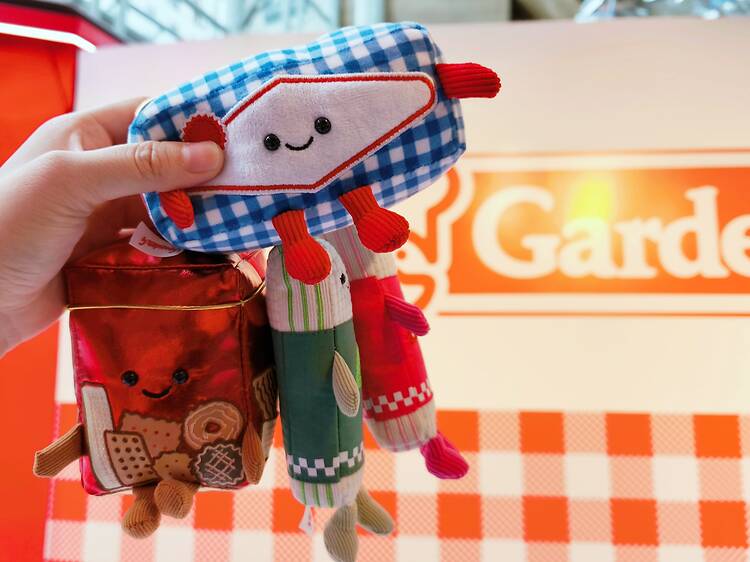 朗豪坊嘉頓限定店「Every Bite Tells A Story」推得意嘉頓扭蛋公仔、彩虹朱古力手指餅禮盒、乾炒牛河熱狗 復古廣告照相館打卡