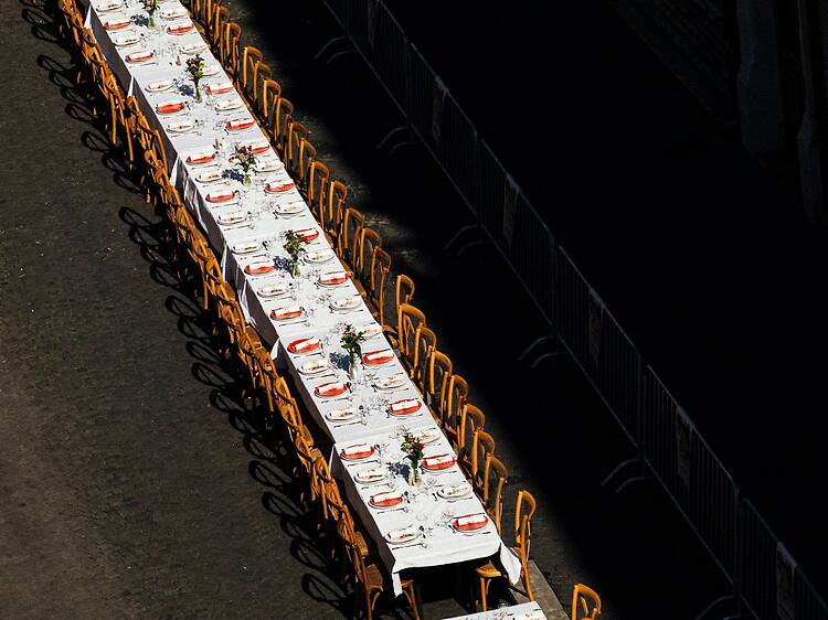 Deuxième service annoncé pour la Grande Tablée dans une rue de Pigalle
