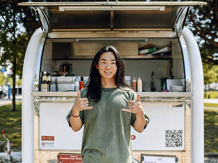 Hiroki Marumoto veio de Hiroshima e abriu uma rulote de okonomiyaki em Belém