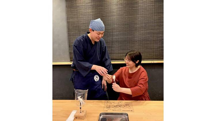 伝統のあめ細工に挑む。