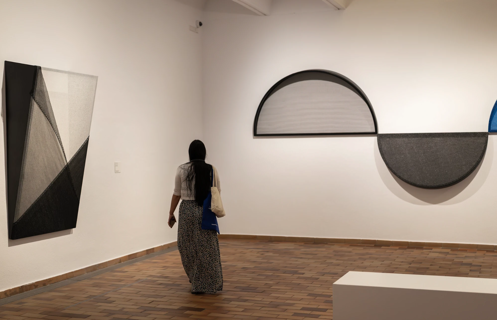 Sales de l&rsquo;exposici&oacute; Estats canviants de l&rsquo;artista Kapwani Kiwanga, guanyadora del premi Joan Mir&oacute; 2025. Fundaci&oacute; Joan Mir&oacute;. 