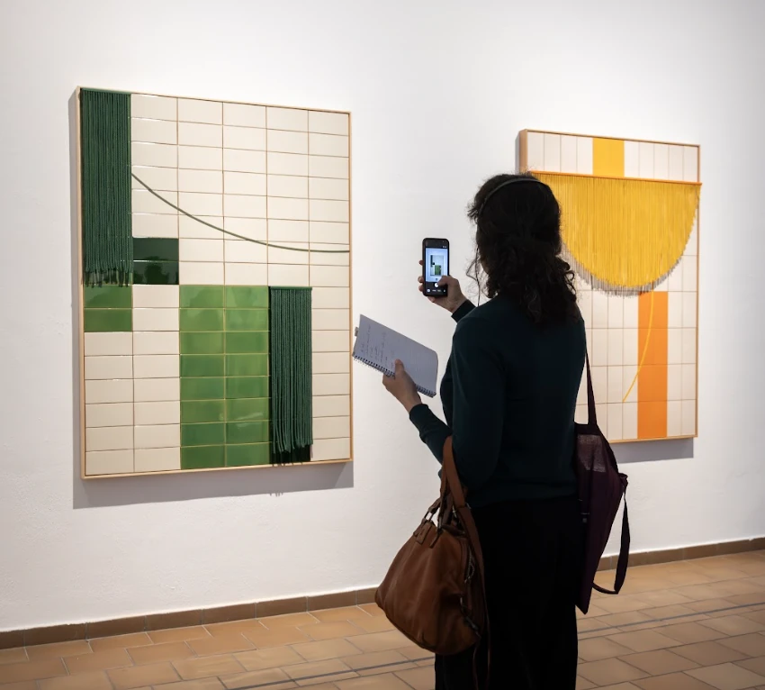 Sales de l&rsquo;exposici&oacute; Estats canviants de l&rsquo;artista Kapwani Kiwanga, guanyadora del premi Joan Mir&oacute; 2025. Fundaci&oacute; Joan Mir&oacute;. 