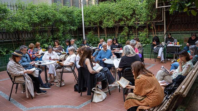 Gent llegint a l'ateneu 