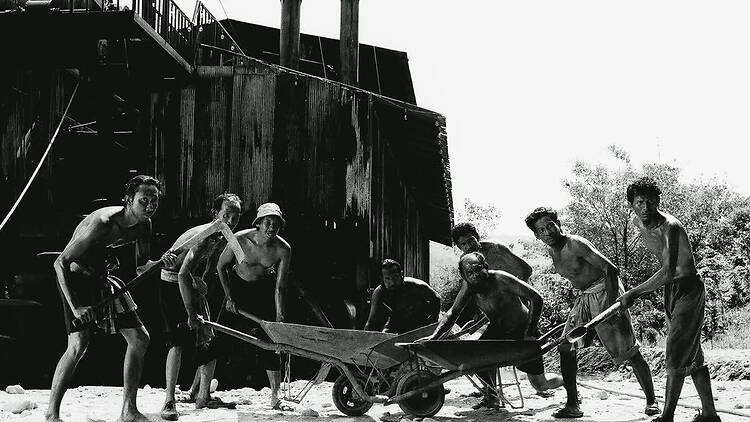 กลุ่มกรรมกรและช่างเทคนิค จาก ‘มหาลัยเหมืองแร่’ (2548)