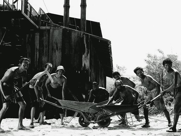 กลุ่มกรรมกรและช่างเทคนิค จาก ‘มหาลัยเหมืองแร่’ (2548)