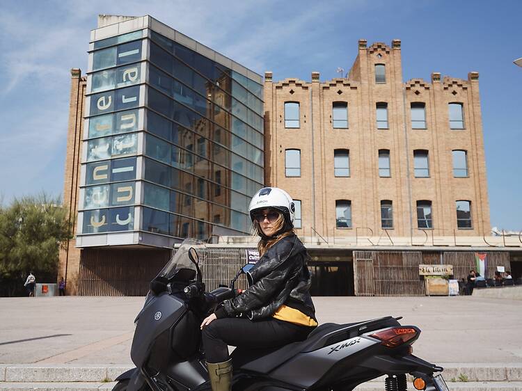 6 rutes i una moto per descobrir sobre rodes la Capital Mundial de l’Arquitectura 2026