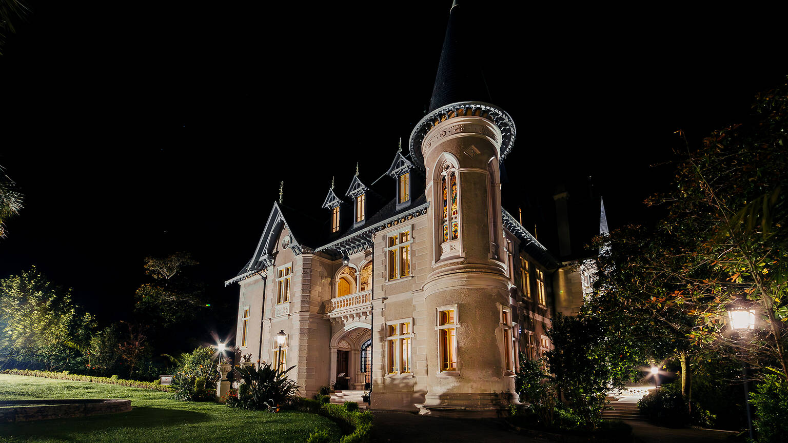 noite-no-pal-cio-prepare-se-para-ver-o-chalet-e-os-jardins-biester