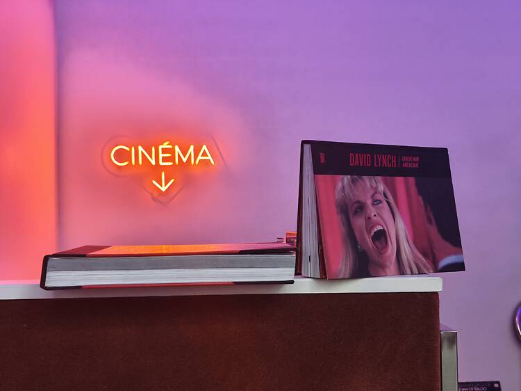 Evitez la pluie dans le seul bar à vins et à films de Paris !