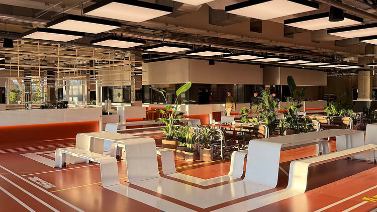 3 500 m² mêlant restos, bar et scène live dans l’Adidas Arena