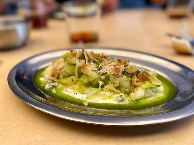Abre en Usera un café-bar cultural de precios ajustados: brillante menú del día veggie (15€) y un plato estrella para las noches