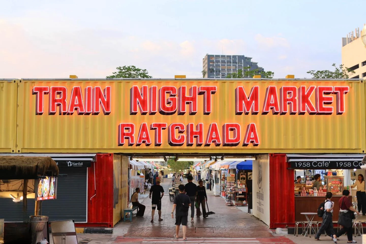 Train night market Ratchada