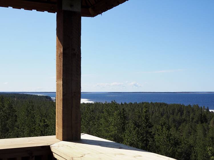 Nouse Runtelinharjun näköalatorniin ihailemaan Perämerta Nouse Runtelinharjun näköalatorniin ihailemaan Perämerta