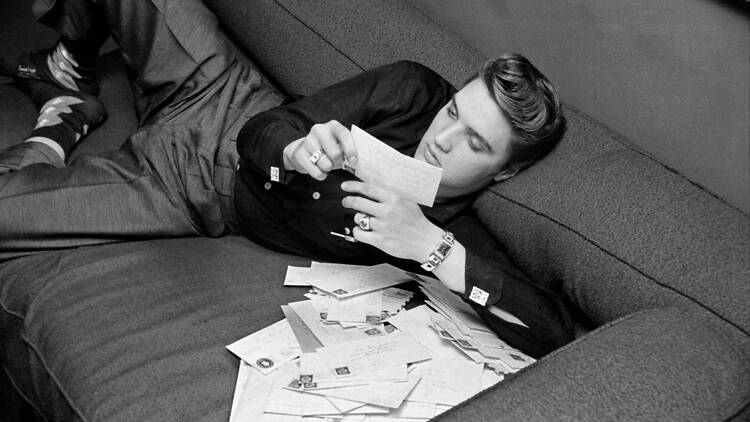 Elvis a ler cartas dos fãs, Warwick Hotel, Nova Ioque, 17 de março de 1956 © Alfred Wertheimer / MUUS Collection Elvis a ler cartas dos fãs, Warwick Hotel, Nova Ioque, 17 de março de 1956 © Alfred Wertheimer / MUUS Collection