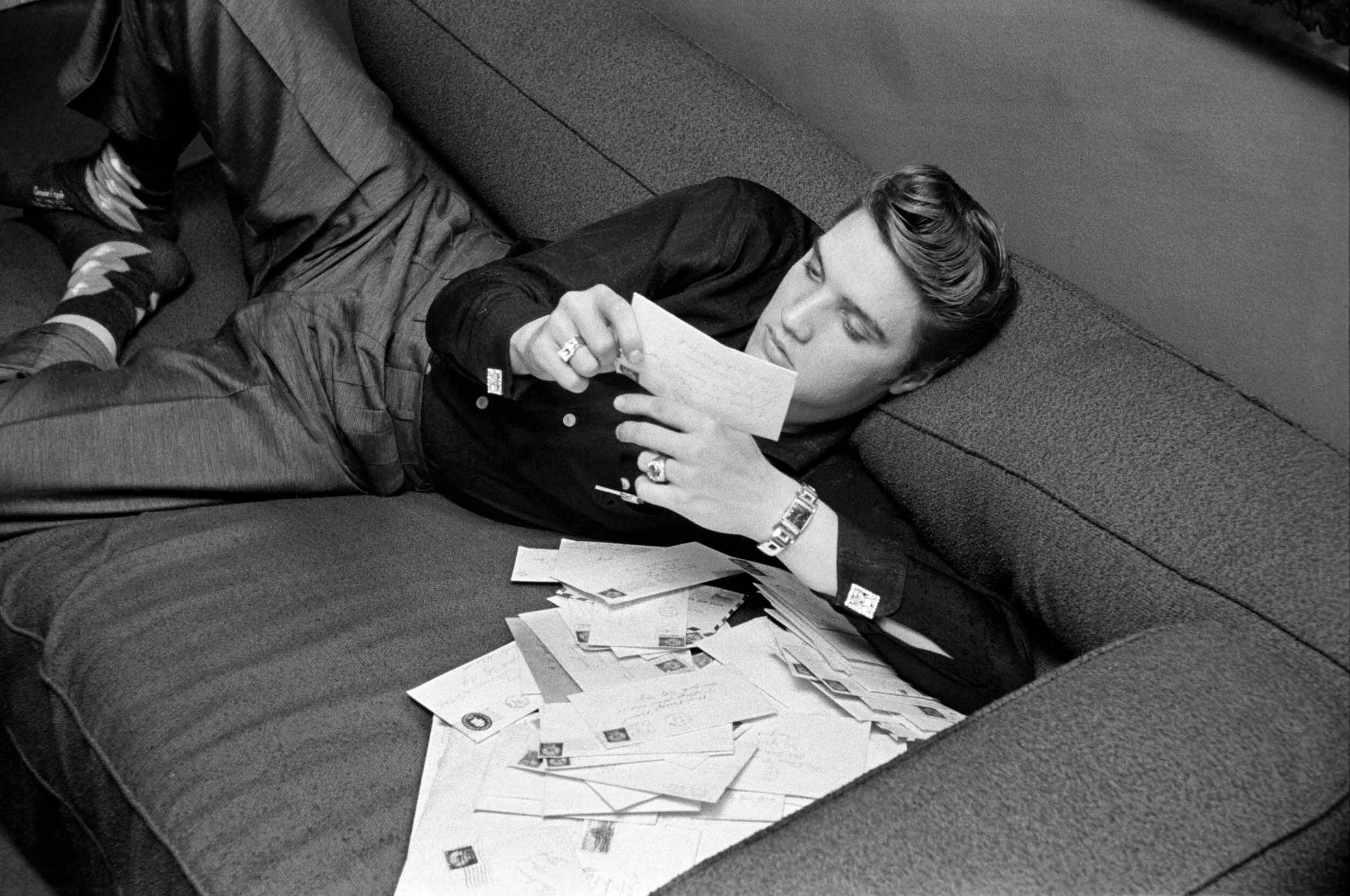 Elvis a ler cartas dos f&atilde;s, Warwick Hotel, Nova Ioque, 17 de mar&ccedil;o de 1956 &copy; Alfred Wertheimer / MUUS Collection