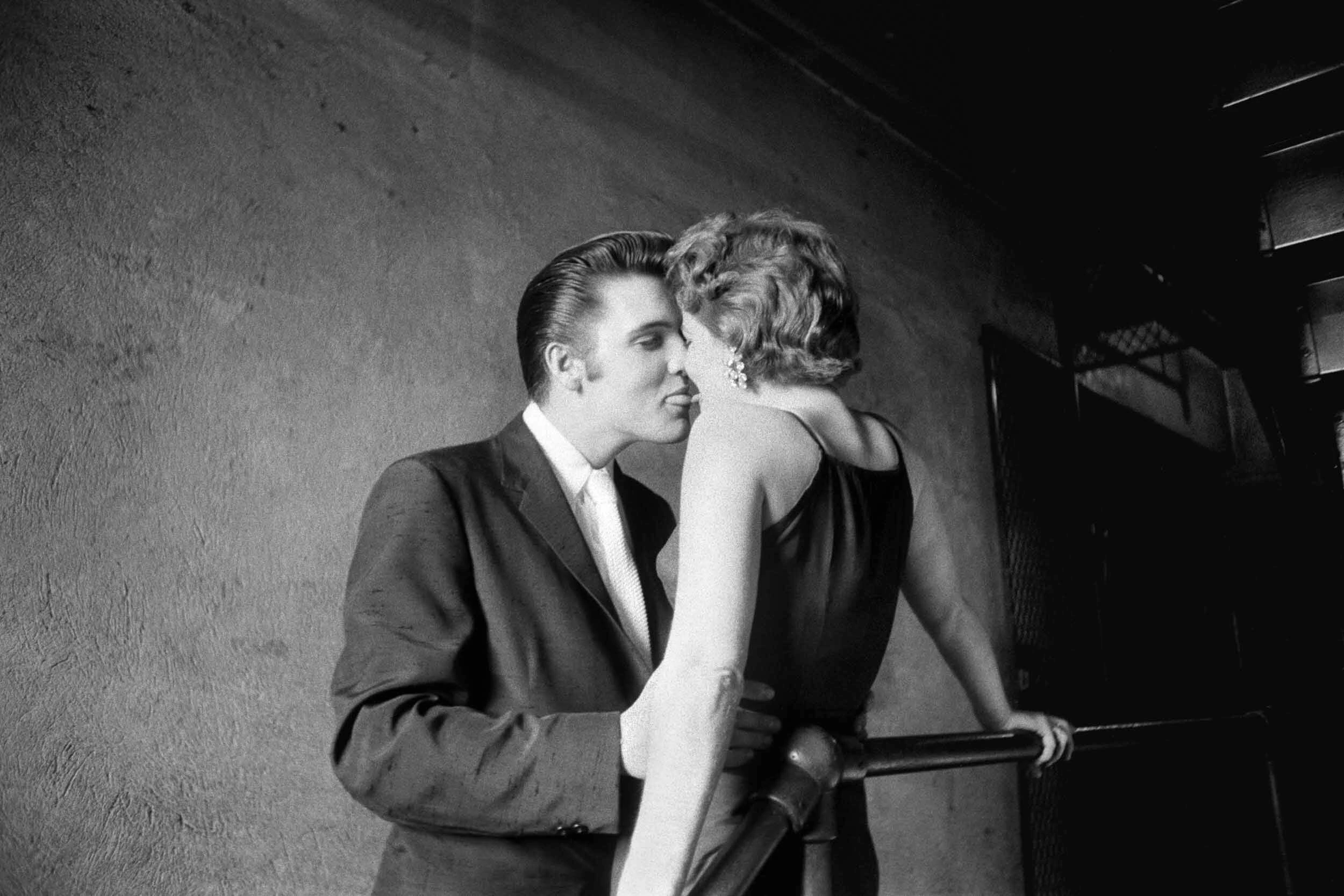 O Beijo, Mosque Theater, Richmond, Virg&iacute;nia, 30 de junho de 1956 &copy; Alfred Wertheimer / MUUS Collection