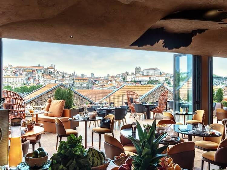 A nova era do restaurante do Forte de Gaia é uma viagem 'rebelde' pelos sabores lusófonos