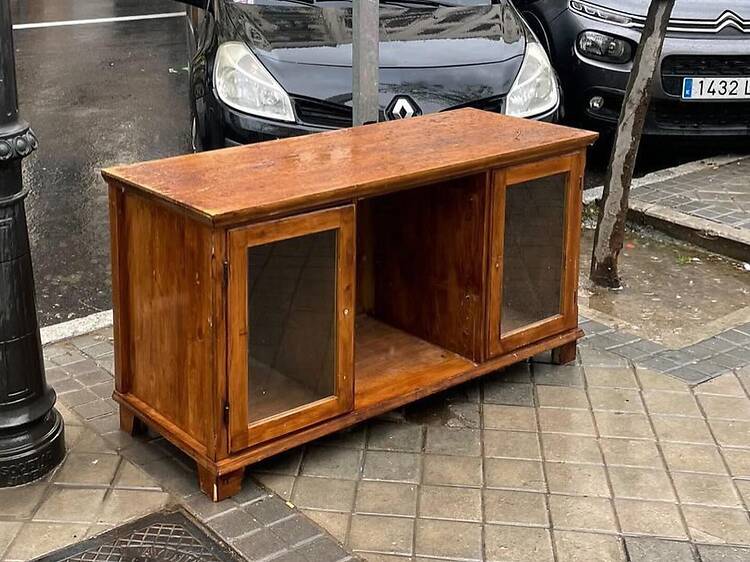 El mercadillo secreto más curioso de Madrid donde todo es gratis: muebles, ropa y objetos recuperados por 0 € durante unas horas