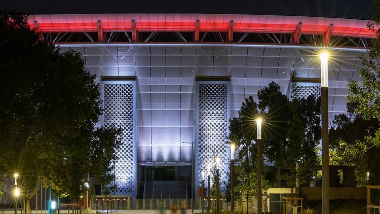 Puskás Ferenc stadion kivilágítva éjjel