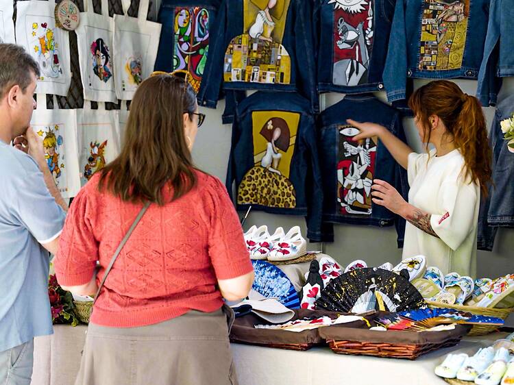 El centro de Madrid acoge una gran feria con más de 50 artesanos, joyas, cerámica y marroquinería