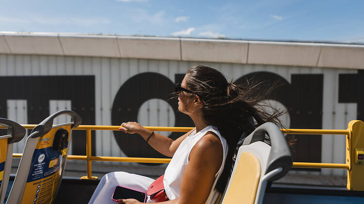 Apanhar sol num autocarro descapotável Apanhar sol num autocarro descapotável
