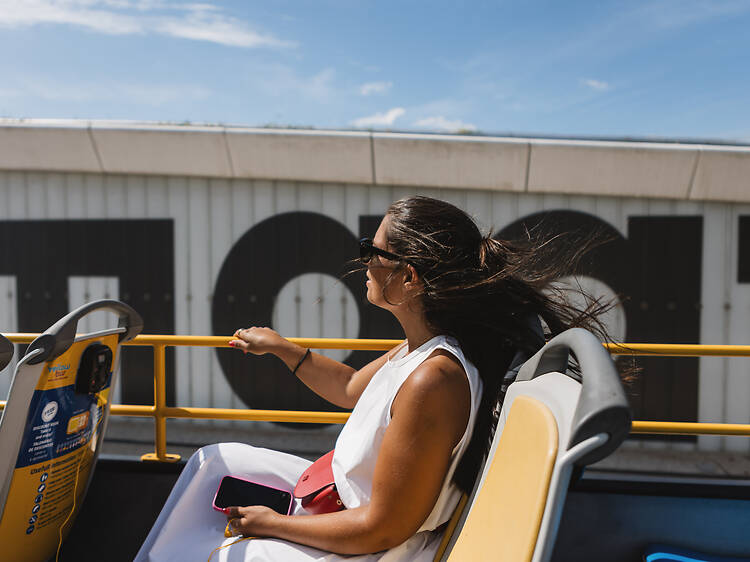 Apanhar sol num autocarro descapotável Apanhar sol num autocarro descapotável