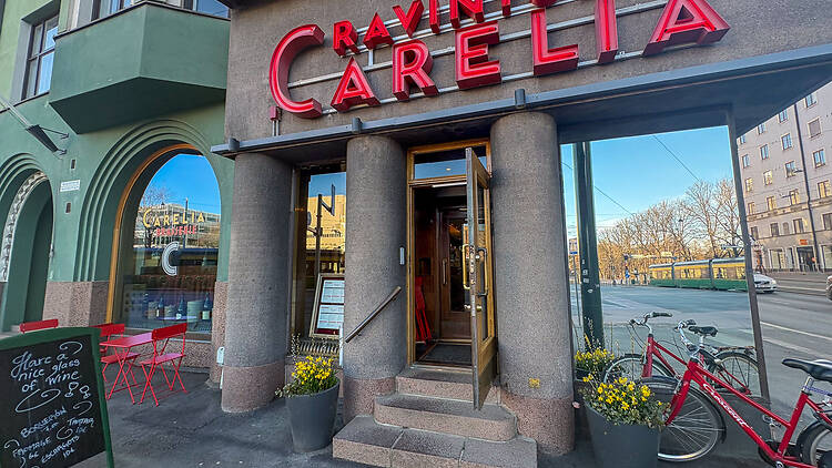 Ravintola Carelian nimi on kirjoitettu oven ylle suurin punaisin kirjaimin