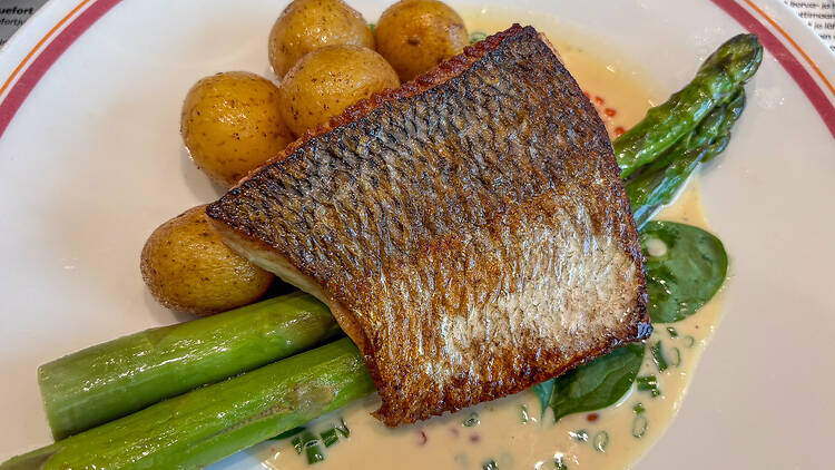Paistettua siikaa ja vihreää parsaa beurre blanc kastikkeessa