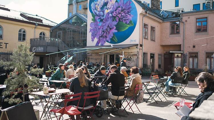 Feel the city buzz and sip coffee on trendy Magasinsgatan Feel the city buzz and sip coffee on trendy Magasinsgatan