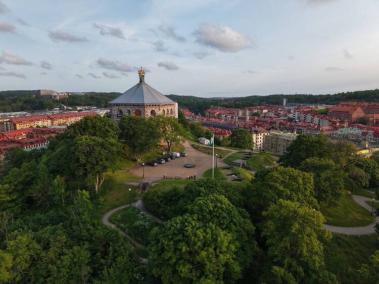 Walk up to Skansen Kronan for a picnic above the rooftops Walk up to Skansen Kronan for a picnic above the rooftops