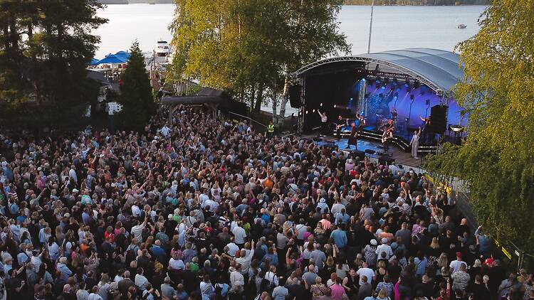 Festival vibes by the lake at the new SMA Fest