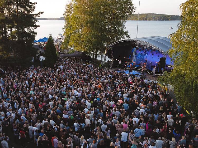 Festival vibes by the lake at the new SMA Fest