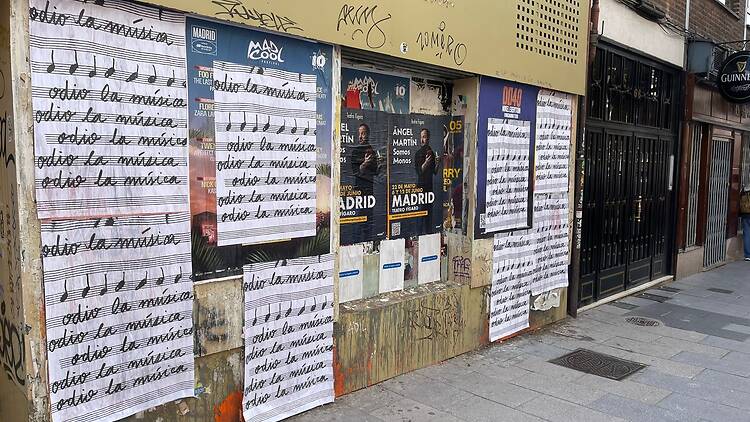 Carteles 'Odio la música' en Madrid