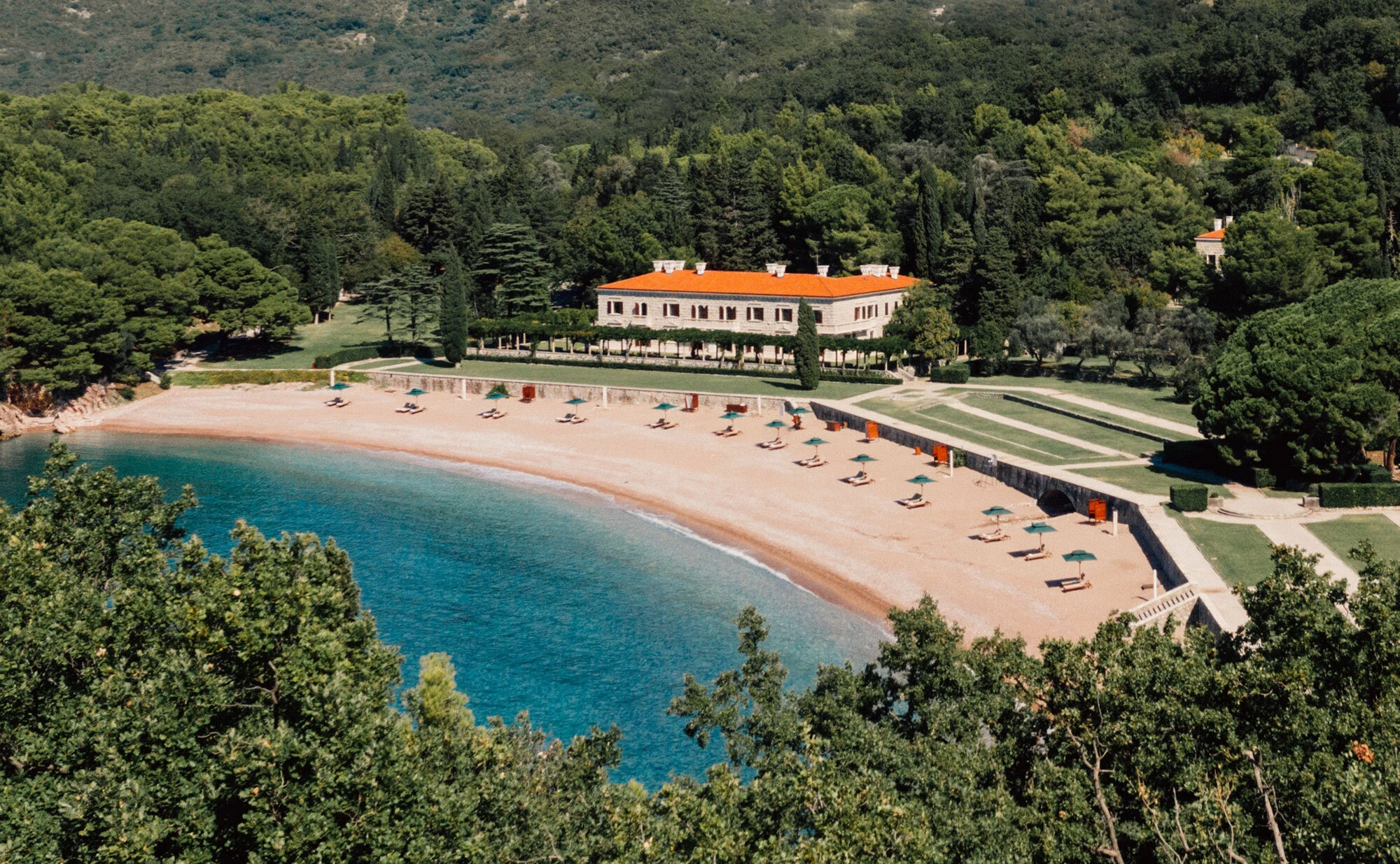 L'&icirc;le priv&eacute;e la plus controvers&eacute;e d'Europe rouvre enfin ses portes cet &eacute;t&eacute;